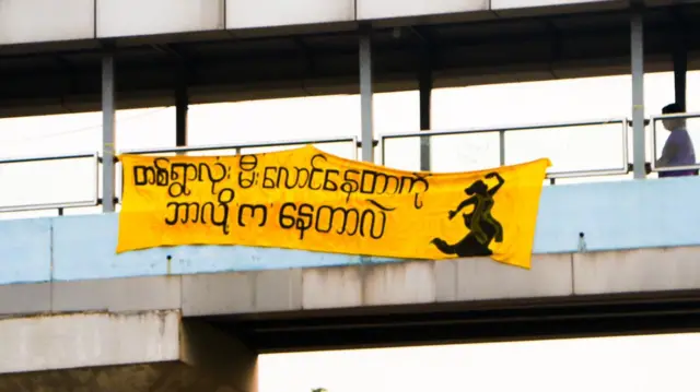 “တစ်ရွာလုံးမီးလောင်နေတာကို ဘာလို့ က နေတာလဲ” ဆိုတဲ့ ဘန်နာကို YRF ရဲ့ Soft Strike Community က ချိတ်ထားခဲ့တာဖြစ်ပါတယ်။