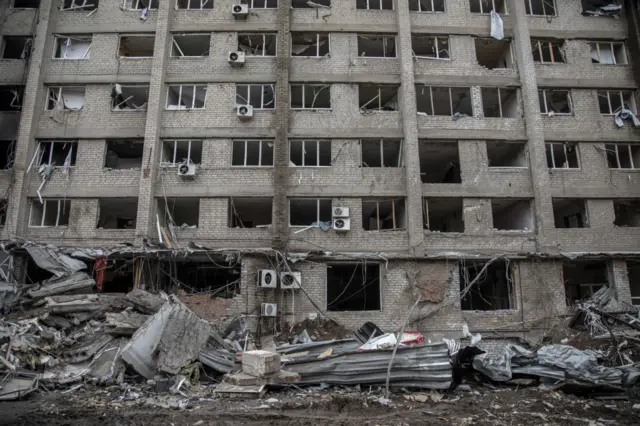 यूक्रेन की राजधानी कीएव में हमले में क्षतिग्रस्त एक अपार्टमेंट