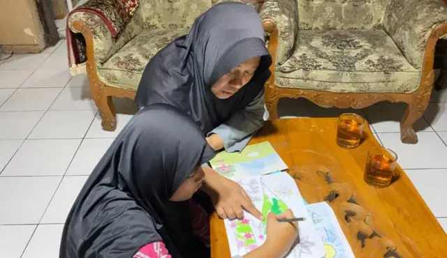 Ibu dan anak sedang beraktivitas