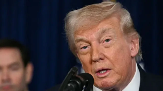 Крупным планом лицо Дональда Трампа на его пресс-конференции 3 января