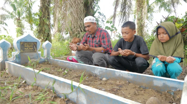 Sausan bersama ayahnya, Zaman Huri, abang, serta adiknya berziarah ke makam mamanya.