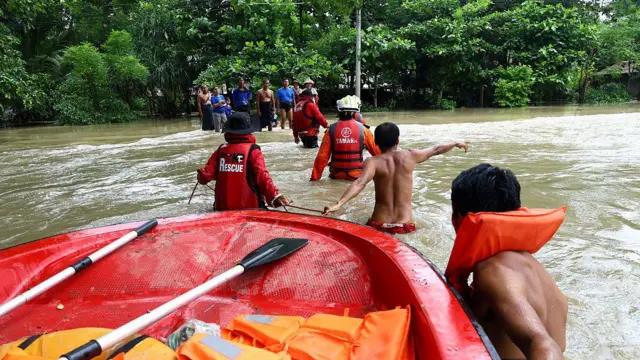 ဩဂုတ် ၃ ရက်က လေးမျက်နှာမြို့နယ်ထဲမှာတွေ့ရတဲ့ ကယ်ဆယ်ရေးအဖွဲ့တချို့