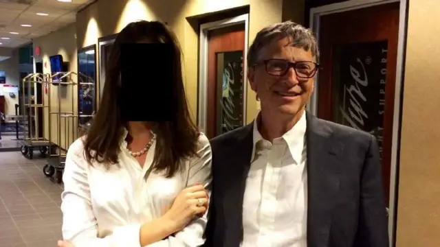 Bill Gates al lado de una mujer cuya cara ha sido tachada.