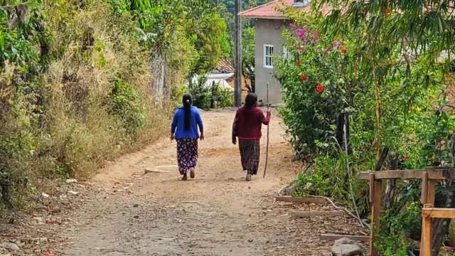 Moradoras da comunidade caminhandocassinos com bonus sem depósitocostas por ruacassinos com bonus sem depósitoterra