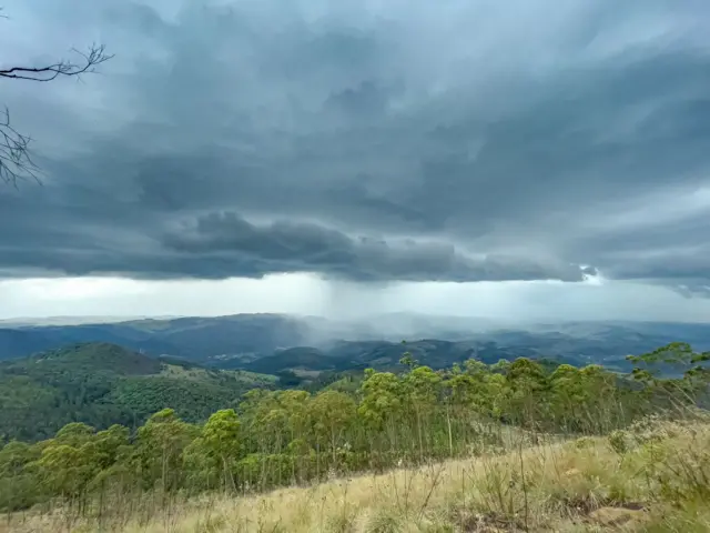 nuvens com chuva em paisagem natural