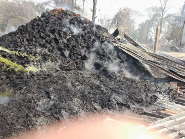 စစ်ကိုင်းတိုင်း ဝက်လက်မြို့နယ်ထဲမှာ မတ်လအတွင်း မီးရှို့ခံရလို့ ပြာဖြစ်သွားတဲ့ စပါးပုံ 