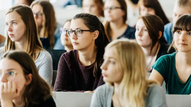 Estudiantes miran con atención