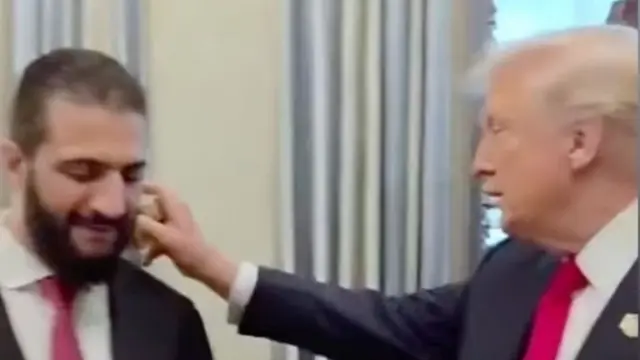 دونالد ترامپ هنگام عطر زدن به احمد شرع