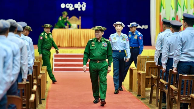 စစ်ခေါင်းဆောင် ဗိုလ်ချုပ်မှူးကြီးမင်းအောင်လှိုင်နဲ့ ကာကွယ်ရေးဦးစီးချုပ်(လေ) ဗိုလ်ချုပ်ကြီး ထွန်းအောင်