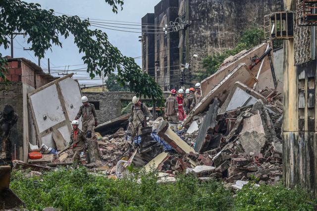 Bombeiros atuamjogar xadrez on linecima dos escombros do prédio