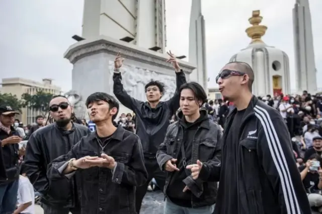 ศิลปินกลุ่ม RAD ถ่ายทำมิวสิกวิดีโอเพลง "ปฏิรูป" ในที่ชุมนุมกลุ่ม "ราษฎร" ที่อนุสาวรีย์ประชาธิปไตย