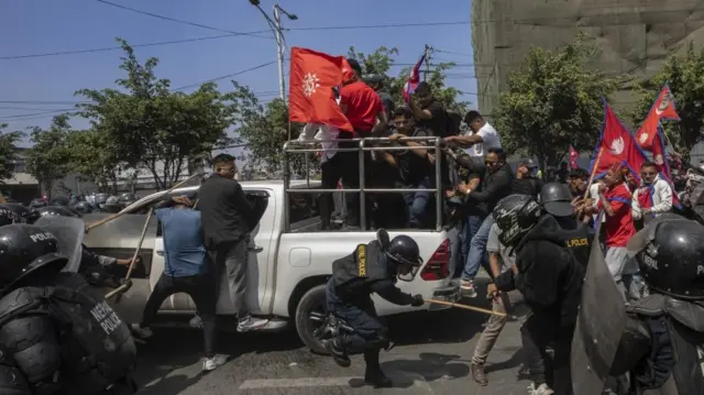 राजावादी प्रदर्शनमा दुर्गा प्रसाई गाडी लिएर प्रहरीलाई पेल्दै