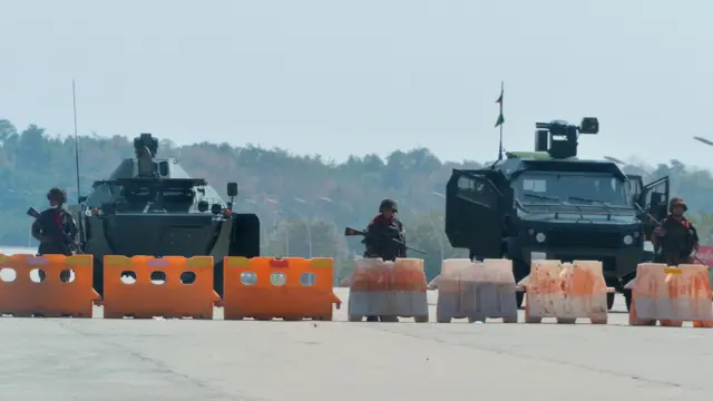 ၂၀၂၁ ခုနှစ် ဖေဖော်ဝါရီ ၁ ရက် စစ်တပ်အာဏာသိမ်းတဲ့နေ့ နေပြည်တော်က လွှတ်တော်နဲ့ အစိုးရအဖွဲ့သွားရာလမ်းကို စစ်ကားတွေပိတ်ဆို့ထားမှု