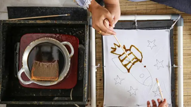 Kemudian di Kota Tangerang, Banten, Hari Batik Nasional diperingati dengan cara memberikan pelatihan membatik kepada anak-anak di Sanggar Batik Kembang Mayang, Larangan, Kamis (29/9). 