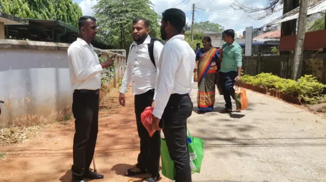 නිදහස ලැබූවන් නිවෙස් කරා යන අයුරු