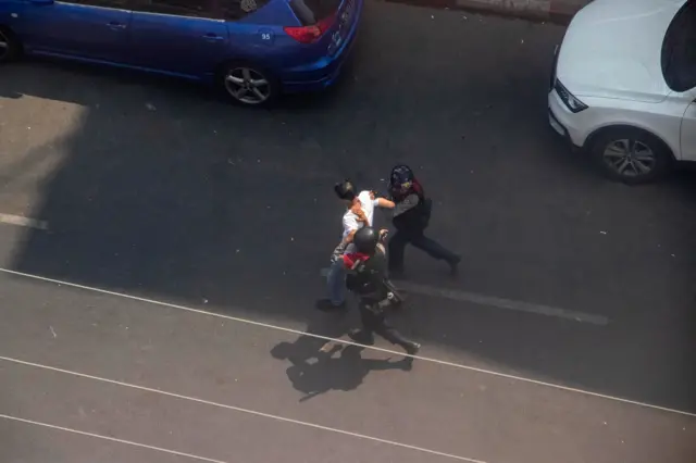 ၂၀၂၁ ခုနှစ်တုန်းက စစ်အာဏာသိမ်းမှုဆန့်ကျင်ရေးရန်ကုန်က ဆန္ဒပြပွဲမှာ အမျိုးသားတစ်ဦးကို ရဲတွေက ဖမ်းဆီးခဲ့တဲ့ မြင်ကွင်း