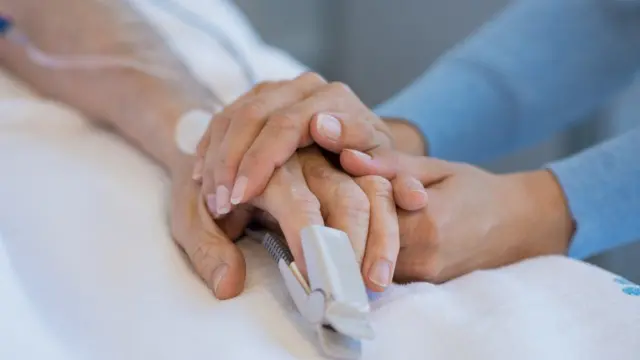 ਕੈਂਸਰ ਦੇ ਕਈ ਮਰੀਜ਼ ਵਿਕਲਪਕ ਥੈਰੇਪੀਆਂ ਦੀ ਵਰਤੋਂ ਵੀ ਕਰਦੇ ਹਨ, ਜਿਨ੍ਹਾਂ ਨੂੰ ਮਾਹਿਰ ਸਹੀ ਨਹੀਂ ਦੱਸਦੇ।