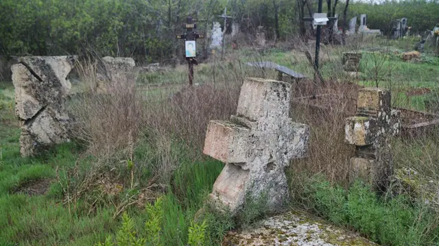 Старі хрести у селі Нерубайське біля Одеси