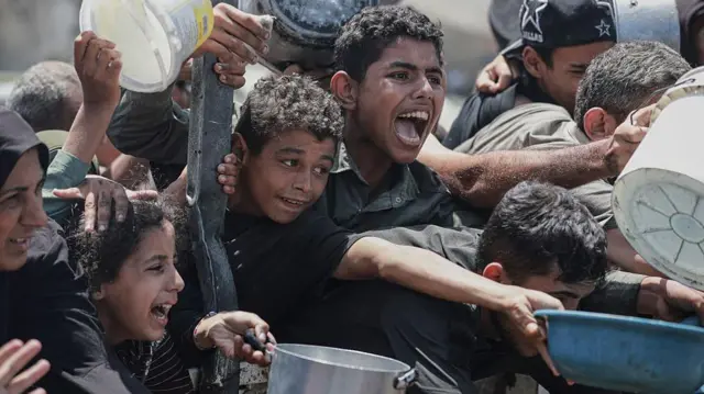 ਭੋਜਨ ਦੀ ਉਡੀਕ ਵਿੱਚ ਵਿਲਕਦੇ ਬੱਚੇ