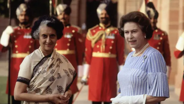 1983 में क्वीन एलिज़ाबेथ द्वितीय के साथ इंदिरा गांधी.