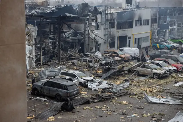Vários carros no meio de um ataque russo na Ucrânia