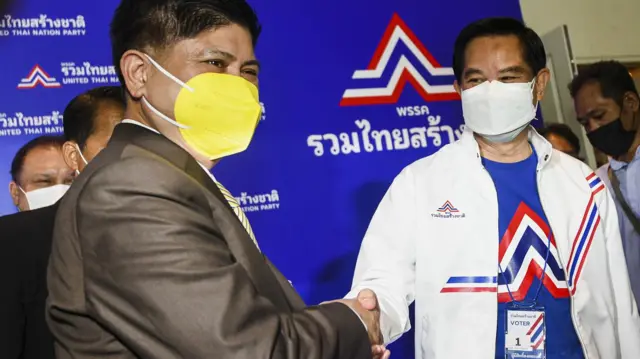 นายเสกสกล อัตถาวงศ์ (ซ้าย) คือผู้ออกมาบอกใบ้ว่า “บิ๊ก ต.” ผู้มีประวัติดี โปรไฟล์ดีจะเข้ามาทำพรรครวมไทยสร้างชาติ