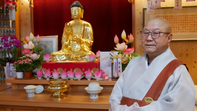 راهب بوپتا، یکی از اعضای ارشد فرقه جوگی کره، در حال مصاحبه با بی‌بی‌سی کره‌ای در معبدی در منطقه سونگ‌بوک سئول