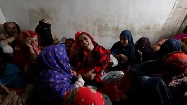 শোকার্ত পরিবারের সদস্যেরা পুলিশকে দায়ী করছেন। 