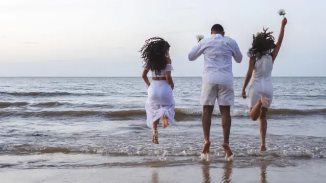 Pessoas pulando onda na praia vestidosnovibet withdrawal timesbranco