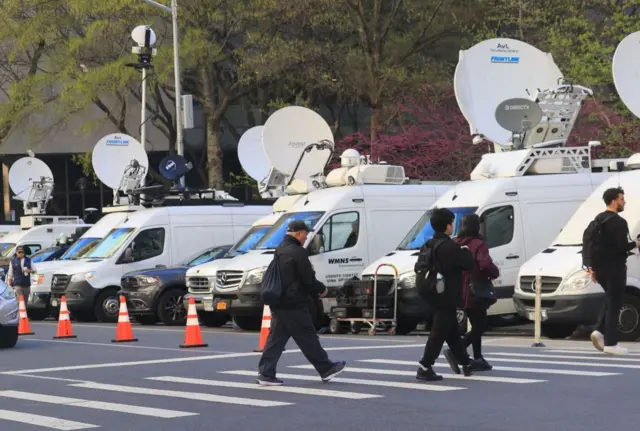 Съемочные группы у здания суда