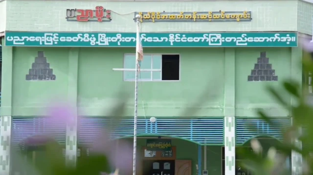 ပေါက်မြို့ပေါ်မှာ “ပညာမိုး” ဆိုတဲ့ ကိုယ်ပိုင်အထက်တန်းဆင့်သင်ကျောင်းကိုဖွင့်လှစ်ထားသလို ဆယ်စုနှစ် နဲ့ ချီ ဘော်ဒါကျောင်းဖွင့်ခဲ့တာကြောင့်လည်း ပေါက်ဒေသတဝိုက်မှာတော့ ဆရာဦးစောထွန်းမိုးကို ရိုသေ လေးစားကြတာလို့ ဆိုကြပါတယ်။ 
