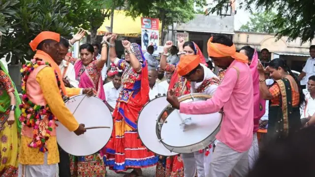 वेगवेगळ्या राज्यांमध्ये बंजारा समाजाचा समावेश वेगवेगळ्या प्रवर्गात होत असल्याचं प्रा. मोहन चव्हाण सांगतात.