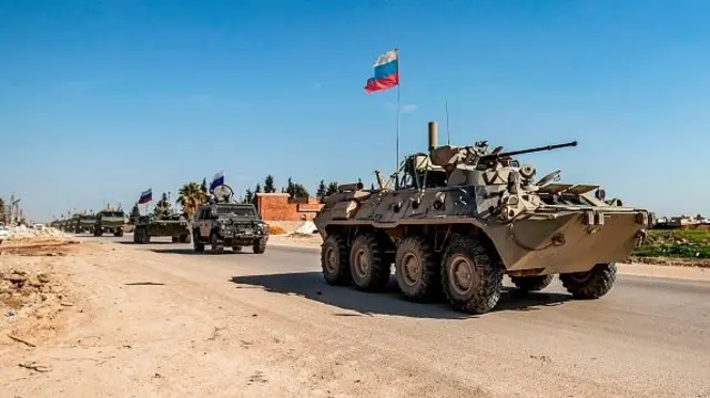 Rus bayraklı tank konvoyu kırsalda bir yoldan geçiyor, 2020. 