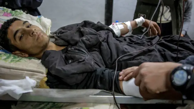 Un herido en una camilla en Gaza