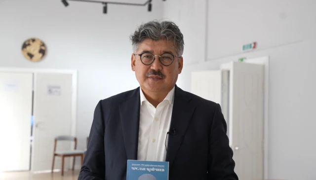 “Добул-таштык Заратустранын аңгемеси" көлөмү боюнча повесть, бирок аны адабиятчылар романдын жүгүн көтөрө алган повесть деп аташты.