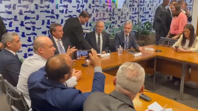 Várias pessoascomo funciona aposta de jogo de futebolmesacomo funciona aposta de jogo de futebolreunião