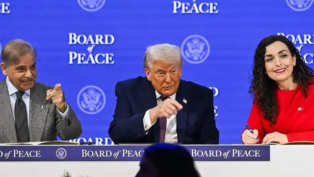 ڈیووس میں بورڈ آف پیس کی سرکاری تقریب کے دوران پاکستان کے وزیر اعظم شہباز شریف اور امریکی صدر ڈونلڈ ٹرمپ