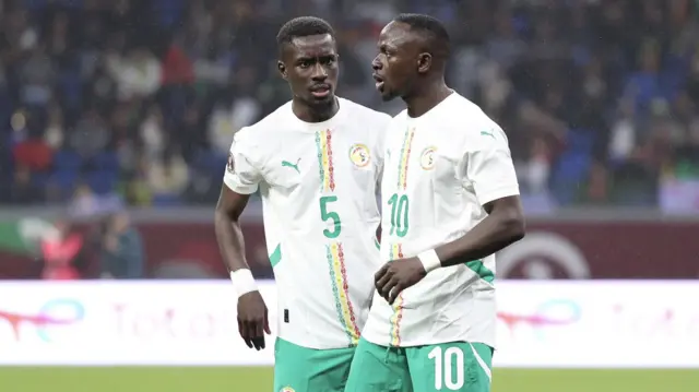 Idrissa Gana Gueye akiongea na Sadio Mane 