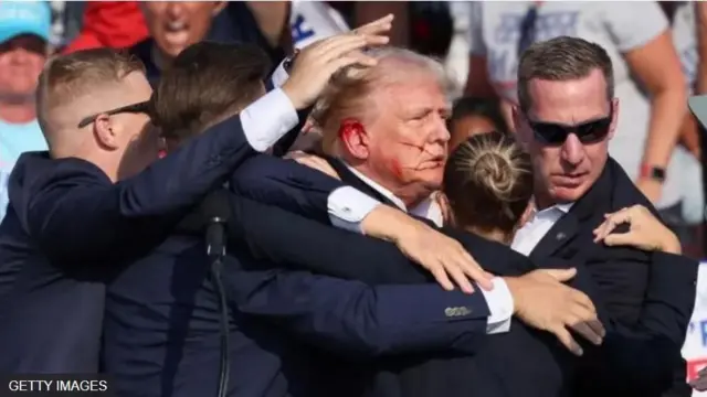 Ẹ̀jẹ̀ ń jáde létí Ààrẹ tẹ́lẹ̀ri Trump bí wọn ṣe du ú kúrò lójú agbo