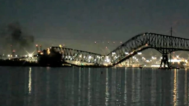 अमेरिका में पुल गिरा