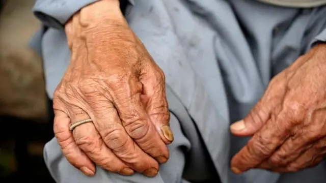 एक ज्येष्ठ नागरिकका हात