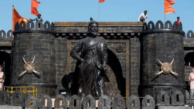 कोणतीही व्यक्ती किंवा संघटना किंवा संस्था, शासकीय किंवा निम शासकीय संस्थेच्या तसेच खासगी मालकीच्या जागेवर जिल्हाधिकाऱ्यांच्या परवानगीशिवाय पुतळा उभा करू शकणार नाही, असा नियम आहे.