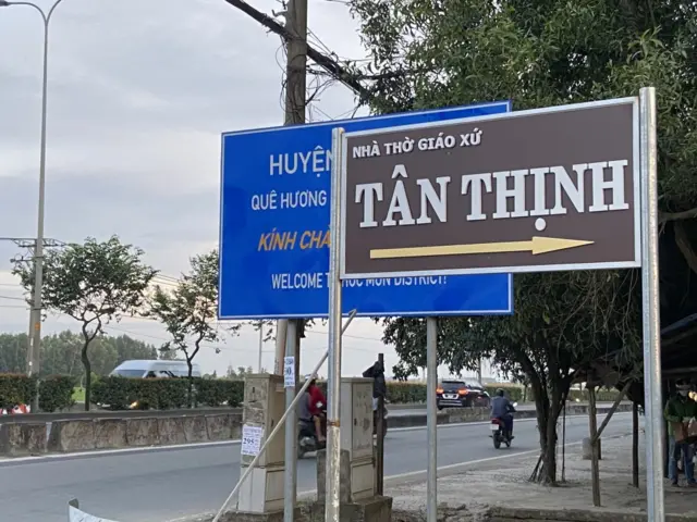 Bảng tên vào giáo xứ Tân Thịnh trên quốc lộ 22