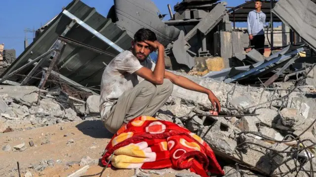 حطام القصف الإسرائيلي لغزة