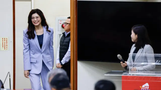 郑丽文启程前举行记者会，强调这是一趟“和平之旅”。