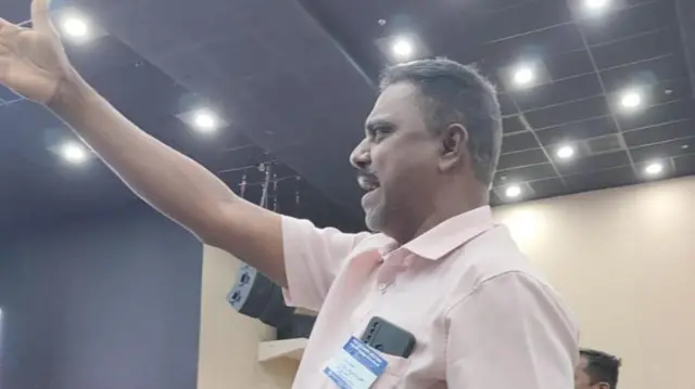 கருத்துக் கேட்பு கூட்டத்தில் பேனா சிலை அமைக்க எதிர்ப்பு எழும்போது, பேசவிடாமல் கூச்சலிடும் ஒரு நபர்