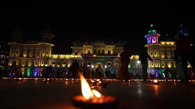 आइतवार साँझ लक्ष्मीपूजाका दिन जनकपुरधामको प्रसिद्ध जानकी मन्दिरमा दीप प्रज्वलन गरियो 