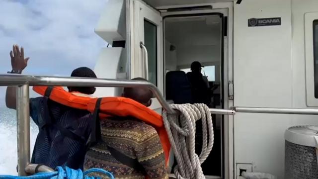 nigerianos em barco da PF