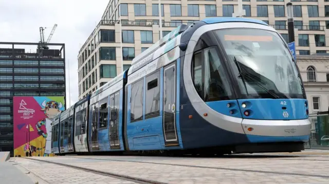 Tranvía Midland Metro cerca de la Plaza del Centenario de Birmingham