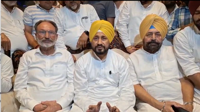 ਚਰਨਜੀਤ ਸਿੰਘ ਚੰਨੀ ਨੇ ਕਾਂਗਰਸ ਵਿੱਚੋਂ ਮੁਅੱਤਲ ਕੀਤੇ ਮਦਨ ਲਾਲ ਜਲਾਲਪੁਰ ਨਾਲ ਉਨ੍ਹਾਂ ਦੇ ਘਰ ਜਾ ਕੇ ਮੁਲਾਕਾਤ ਕੀਤੀ।